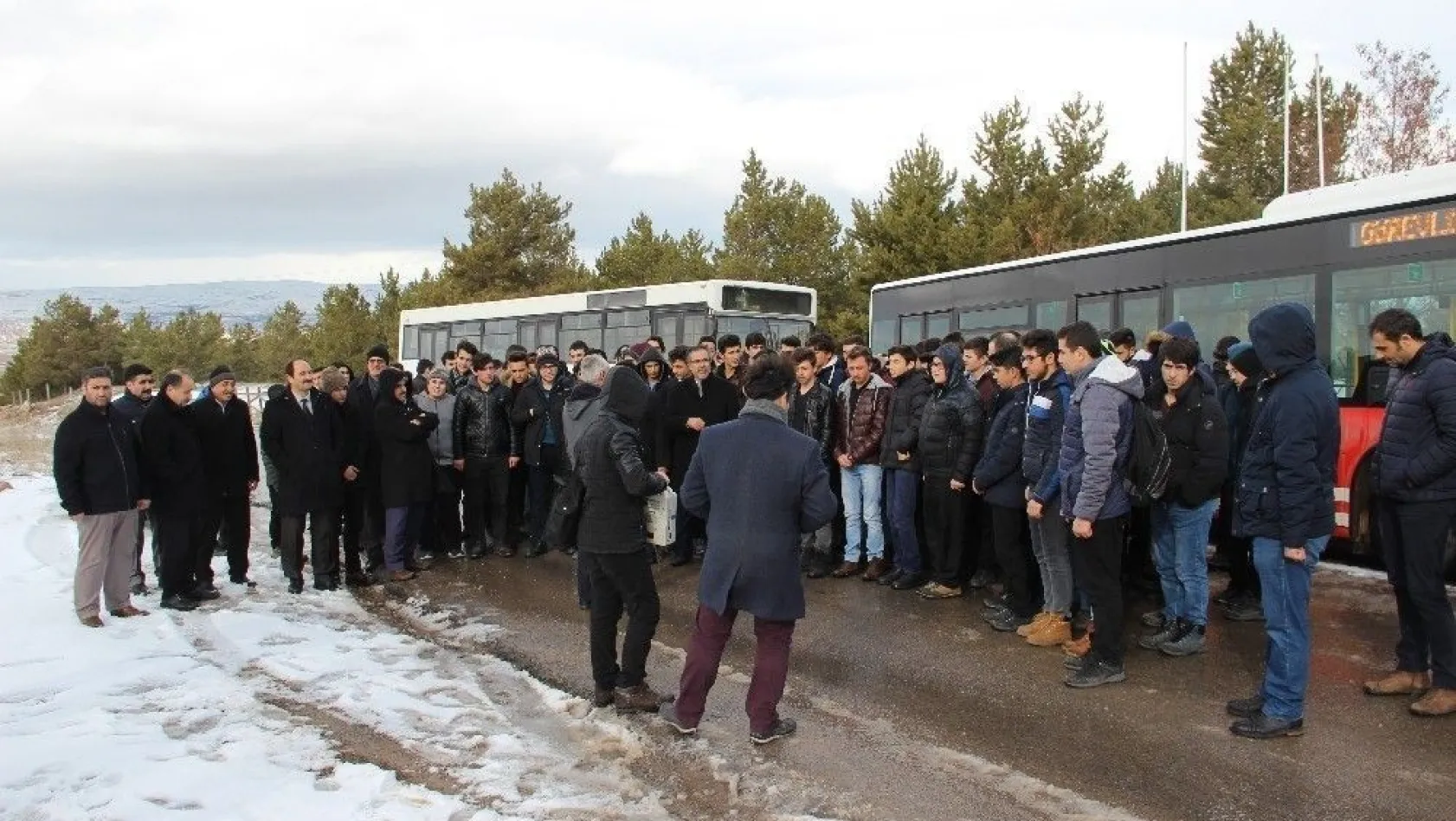 Sivas'ta öğrenci ve öğretmenler kar duasına çıktı
