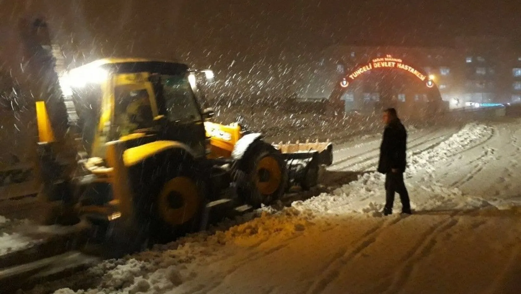 Tunceli Belediyesi, aralıksız karla mücadele çalışması yapıyor
