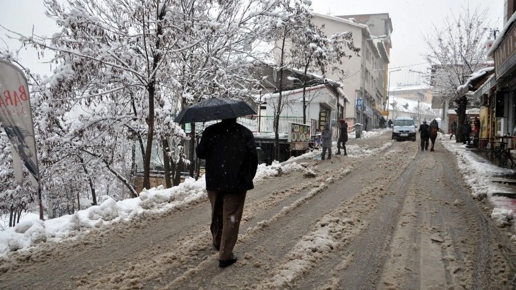 Tunceli'de kar yağışı etkili oldu, 242 köy yolu kapandı