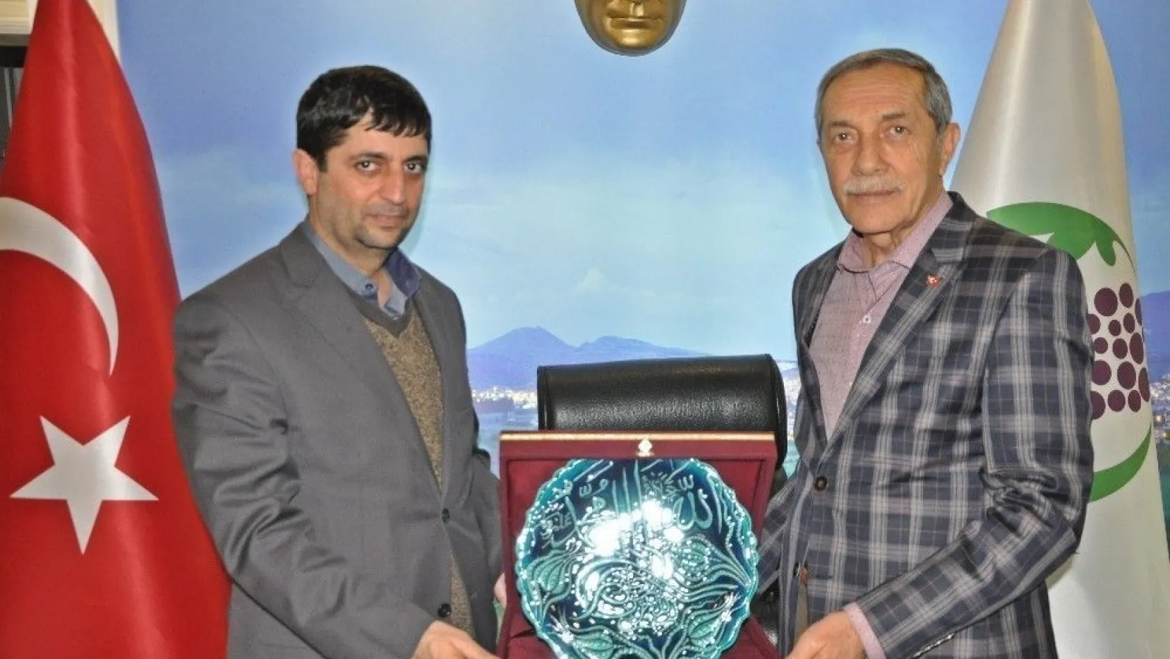Başkan Yusuf Özdemir'den AGAD Başkanı Aslan'a plaket

