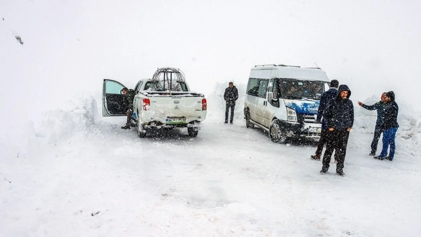 Karda mahsur kalan öğretmenler kurtarıldı
