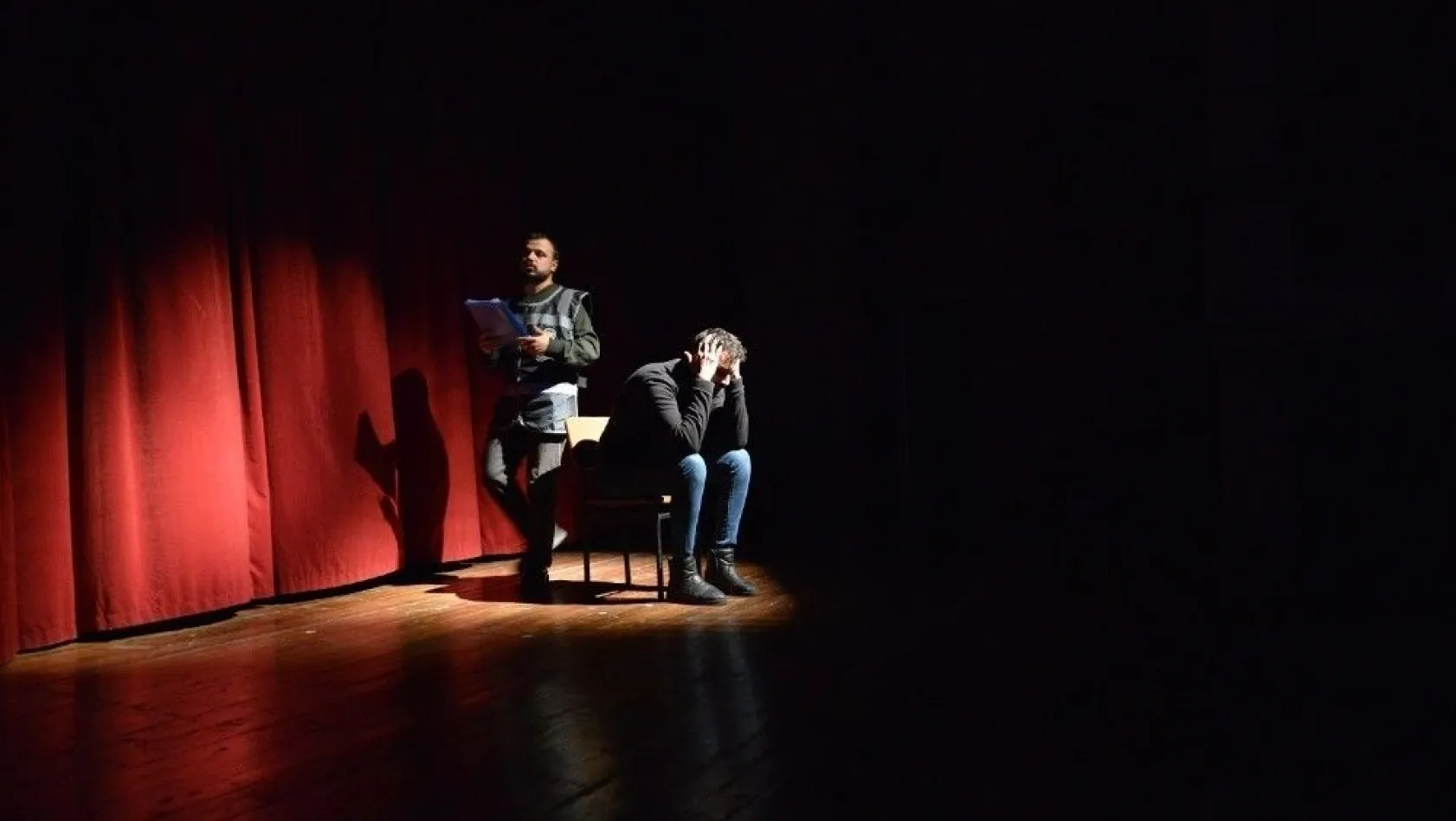 Yeşilyurt Belediyesi Tiyatrosu 'Kayıp Hayatlar' oyununu sahneledi
