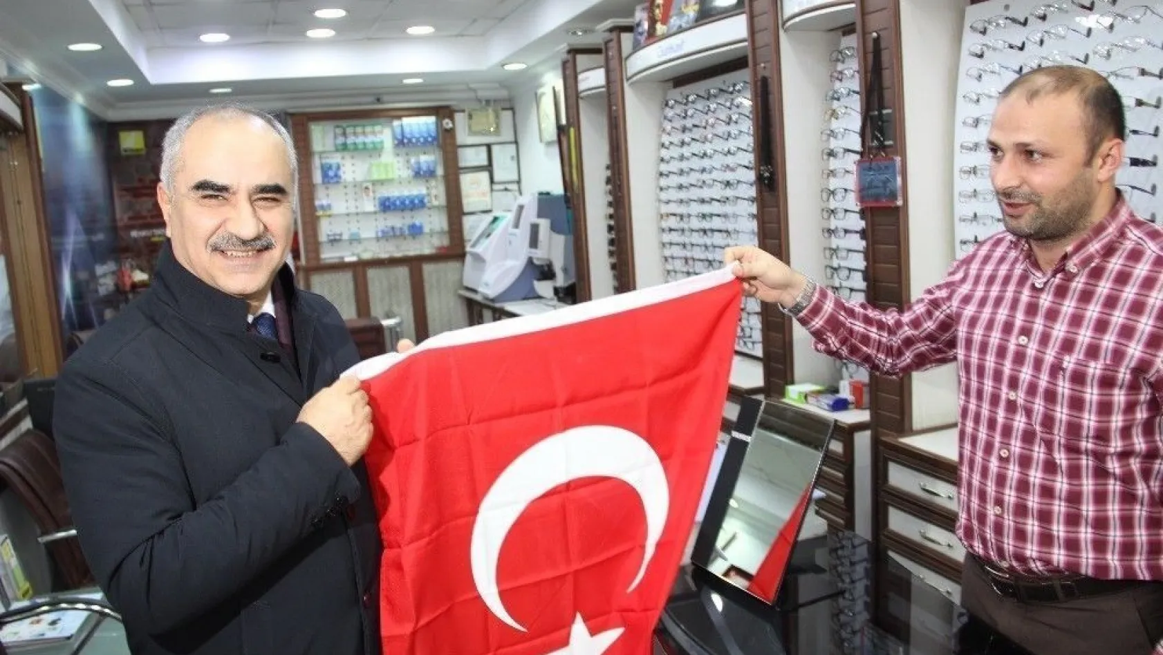 Mehmetçik'e destek için 12 bin Türk bayrağı dağıtıldı

