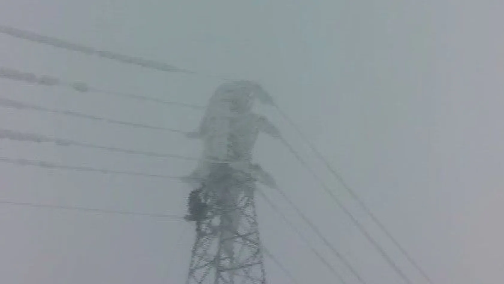 Enerji timleri 25 metre yükseklikte enerji hattında buz kırıyor
