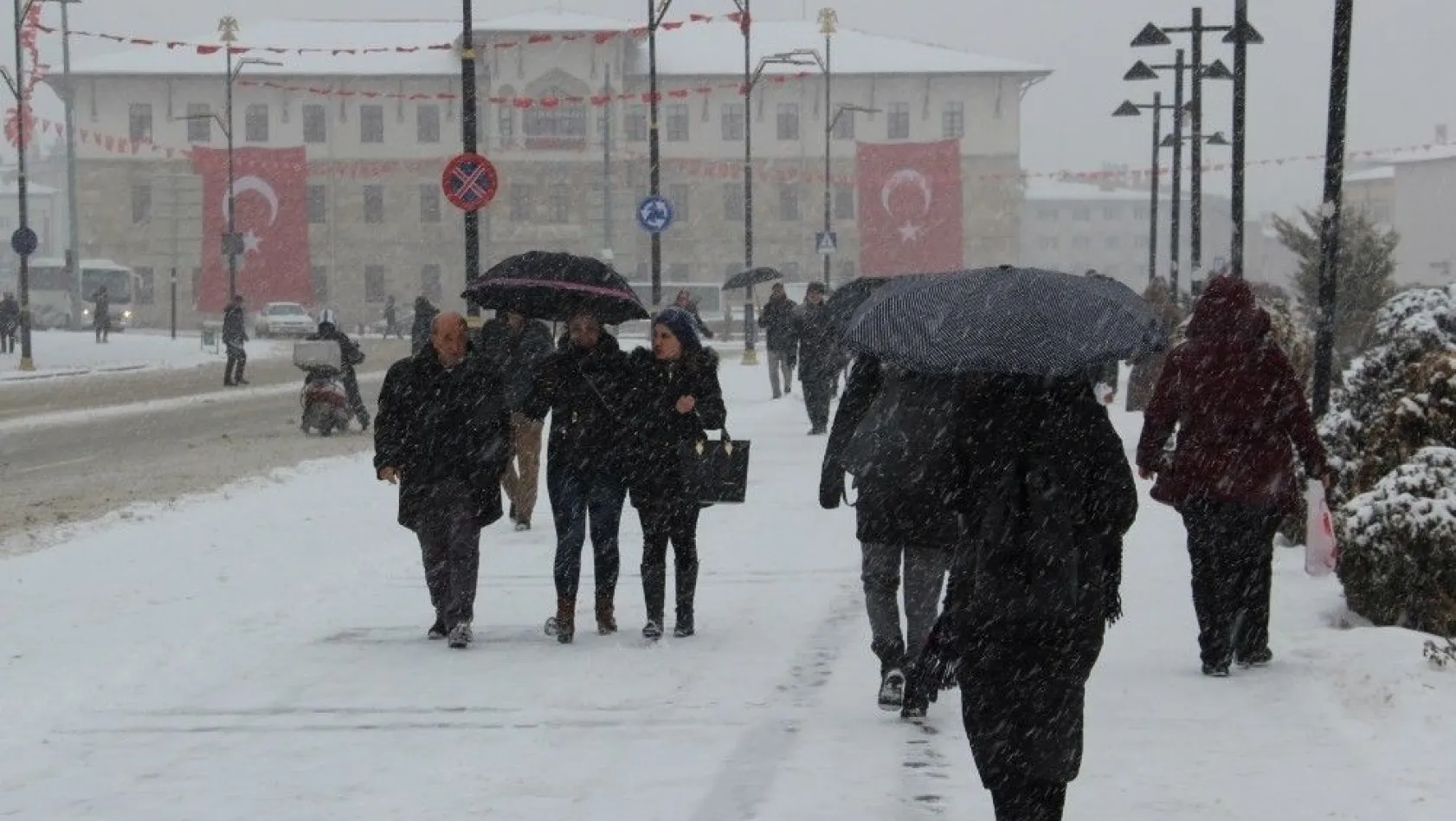 Sivas'ta kar yağışı nedeniyle engelli ve hamilelere idari izin
