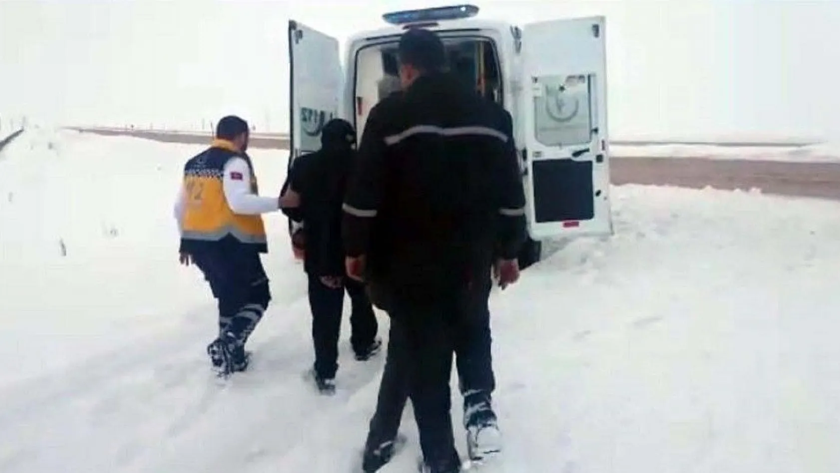 Bakan Yılmaz'ın amcasının yardımına karla mücadele ekipleri yetişti
