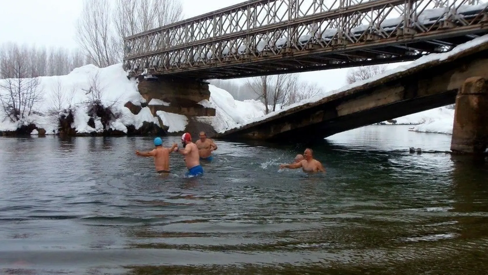 Kar altında Munzur'da yüzdüler