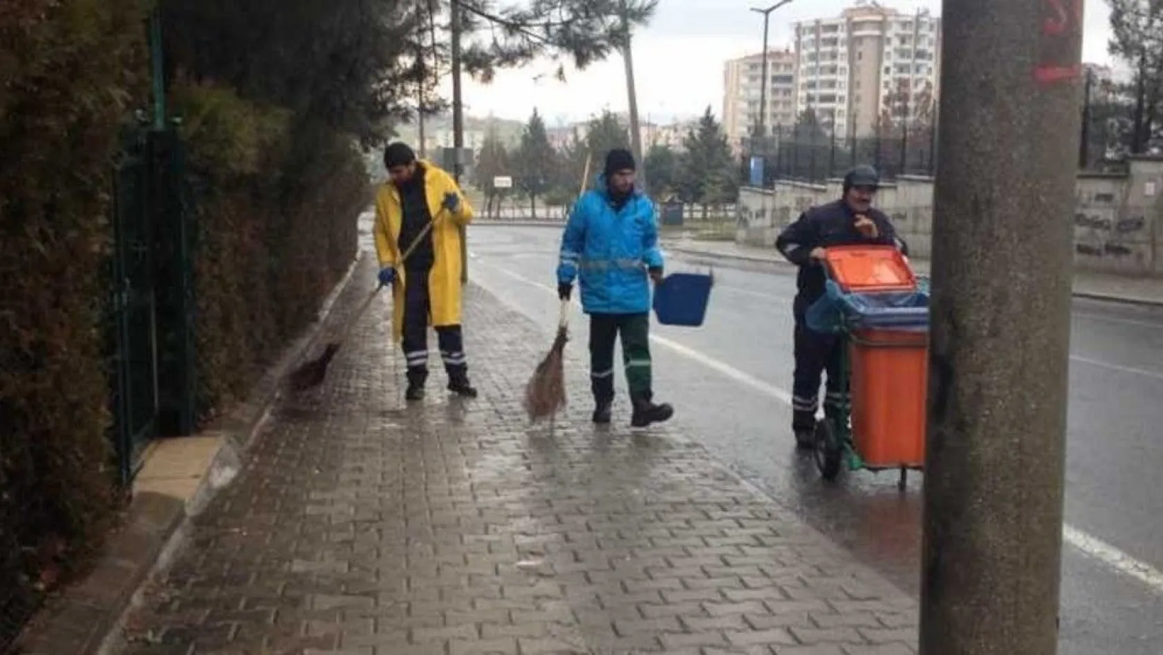 Yenişehir Belediyesi, cadde ve sokakların temizliğini sürdürüyor
