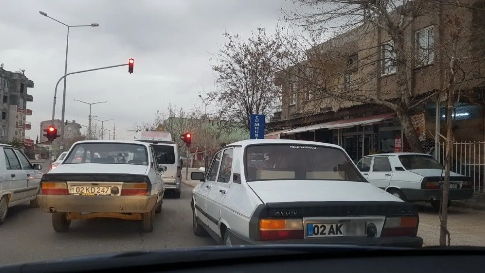 Trafik ışıklarının önünde park edilen araçlara ceza yağdı
