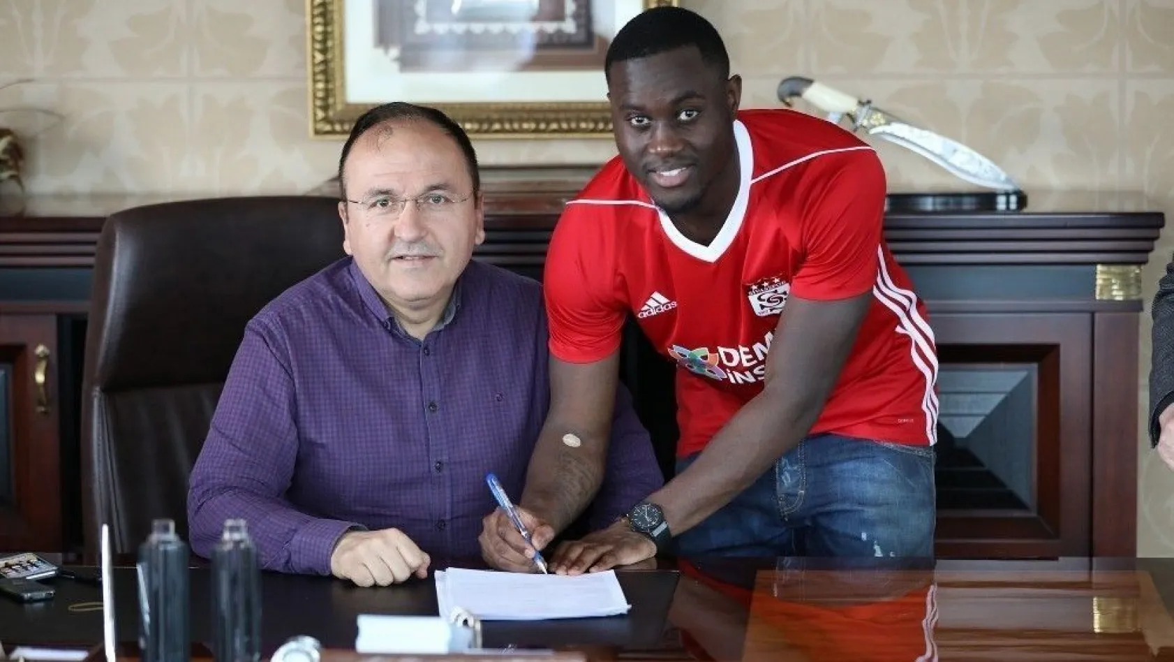 Sivasspor'da Henri Saivet sözleşmeyi imzaladı

