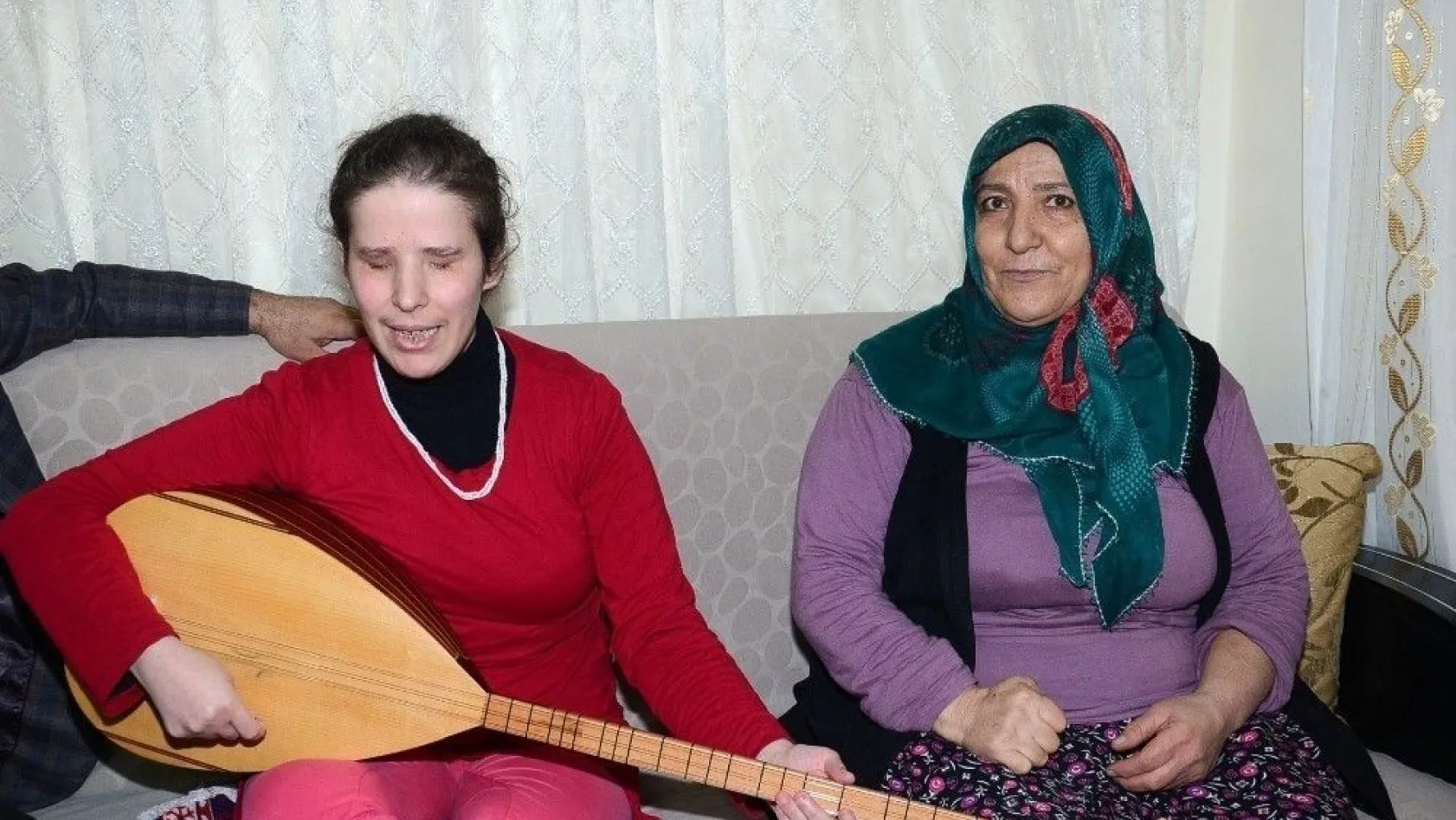 Görme engelli genç kadından Mehmetçiklere türkülü destek
