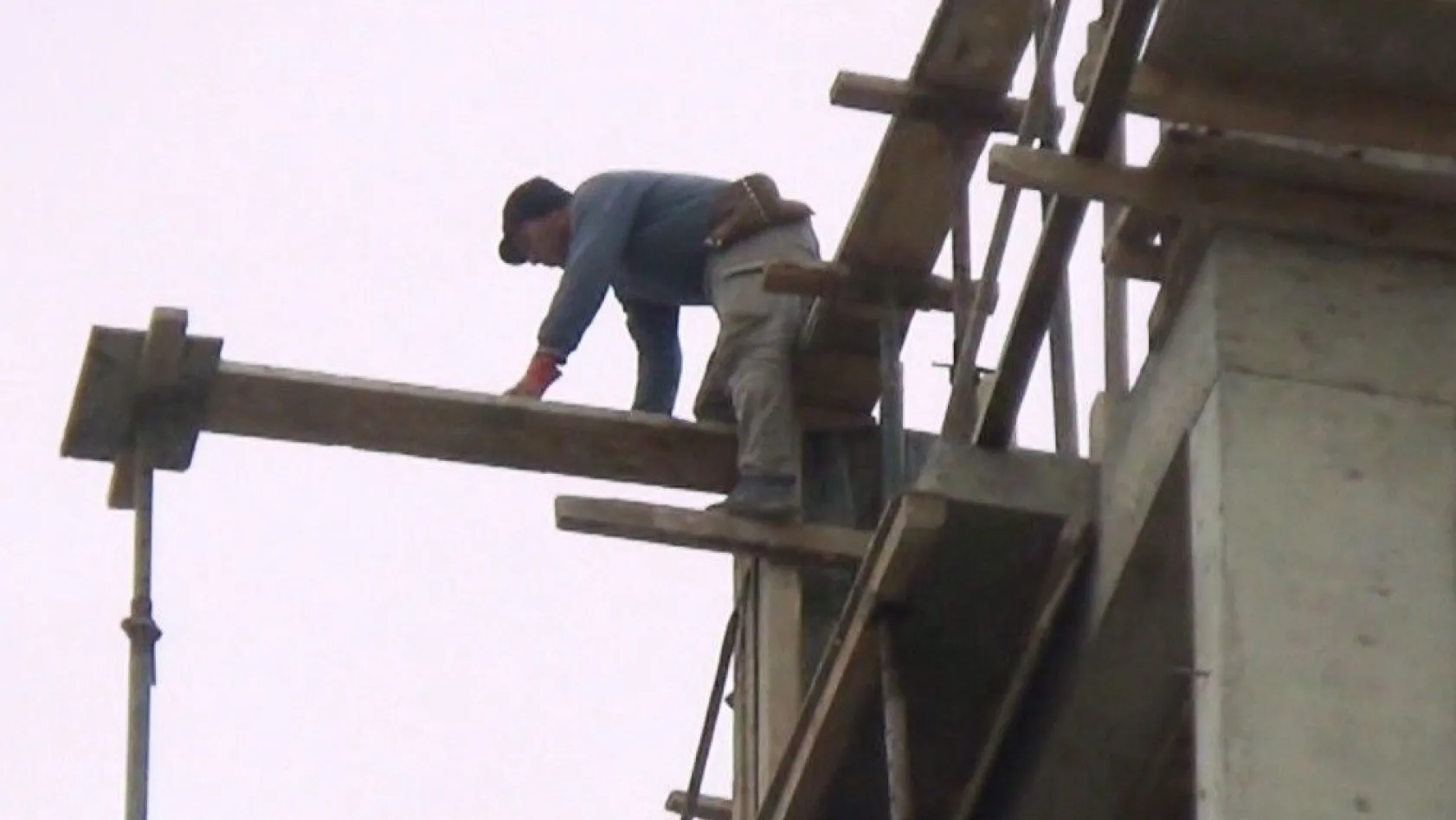 10 katlı inşaatta tehlikeli çalışma
