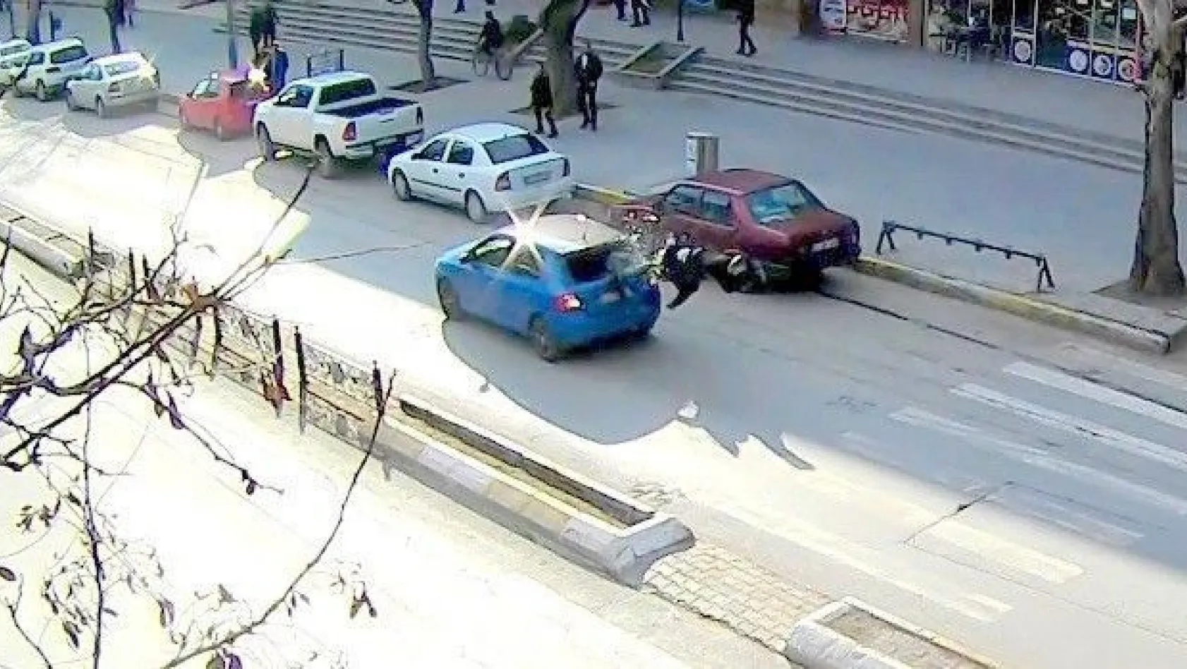 Erzincan'da dikkatsiz sürücülerin yayalara çarpması kameralara yansıdı

