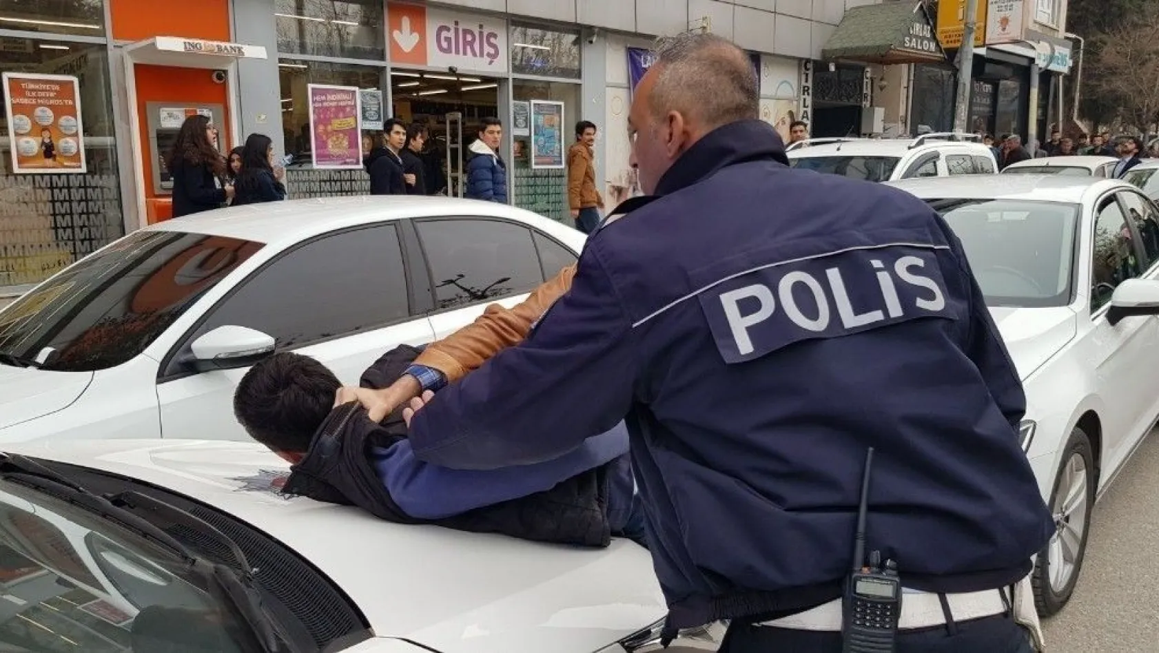 Plakasız motosiklet sahibi polisle kavga etti
