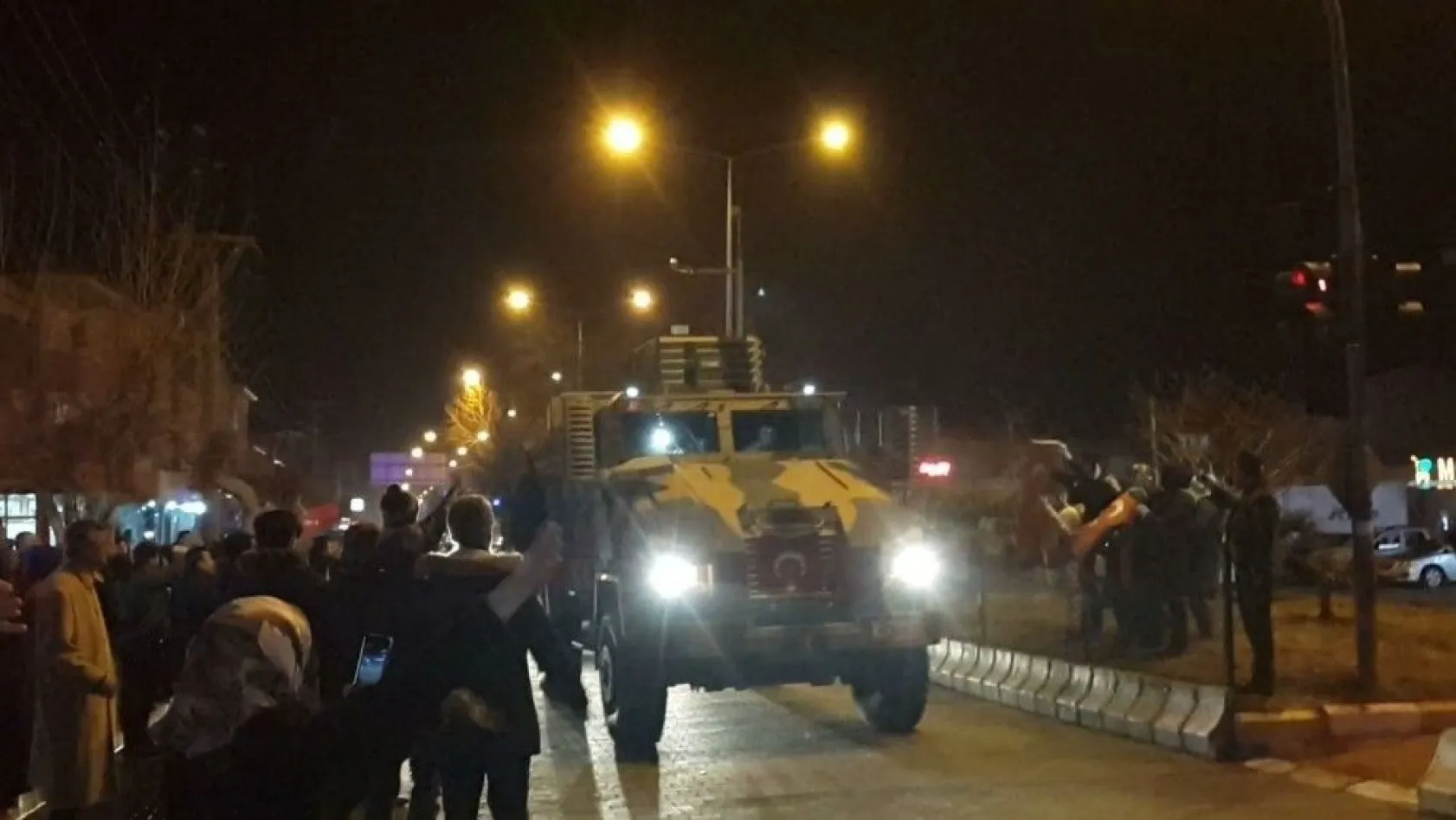 Afrin'e giden askeri konvoya Adıyaman'da sevgi seli
