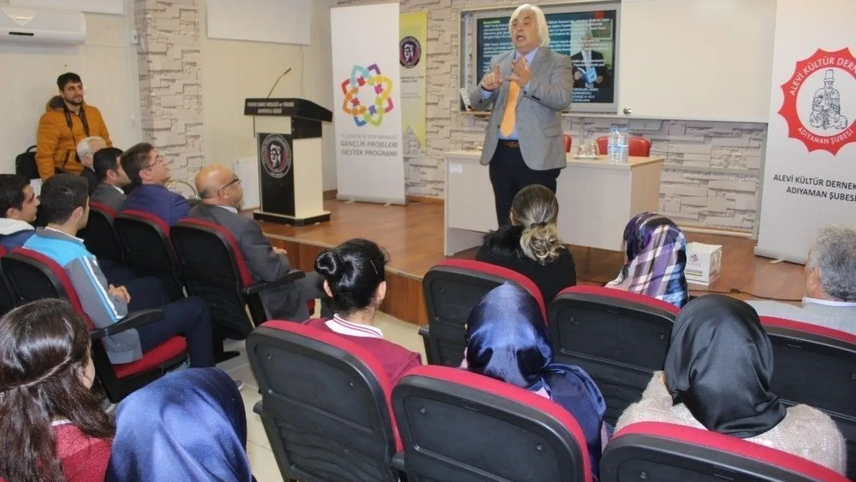 Yazar Ahmet Kara ve Ali Gülmez okul öğrencileriyle buluştu
