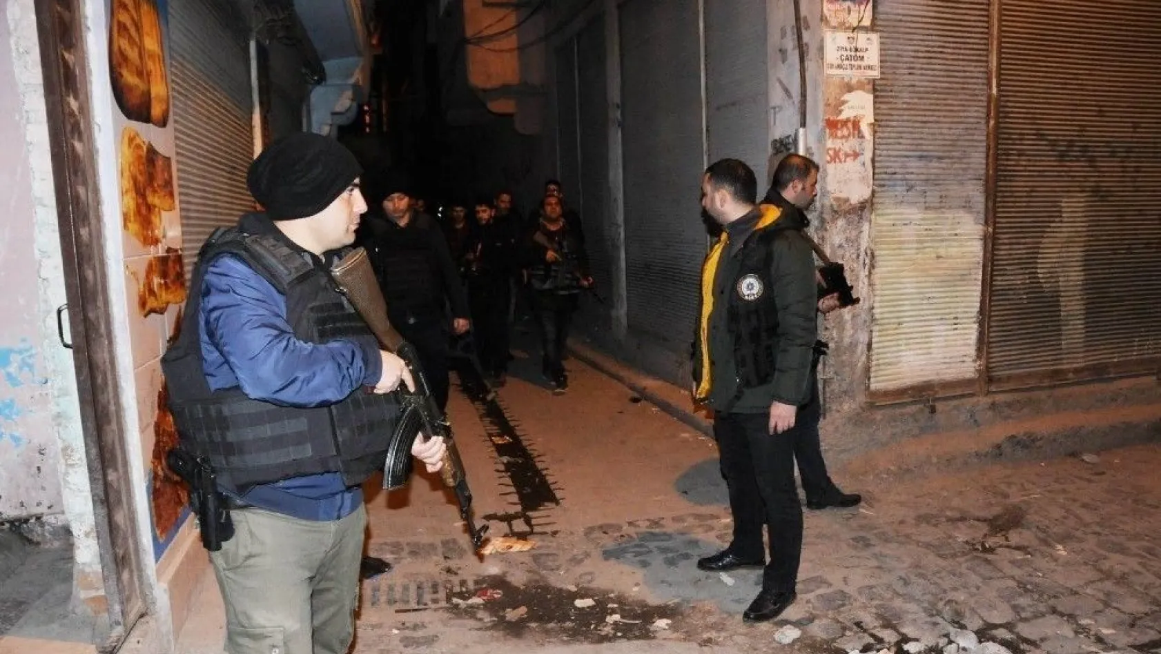 Diyarbakır'da 3 bin polisle '15 Şubat' alarmı: 77 gözaltı
