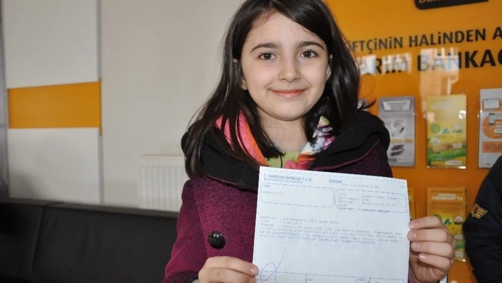 Minik öğrenciler harçlıklarını Mehmetçik Vakfı'na bağışladı

