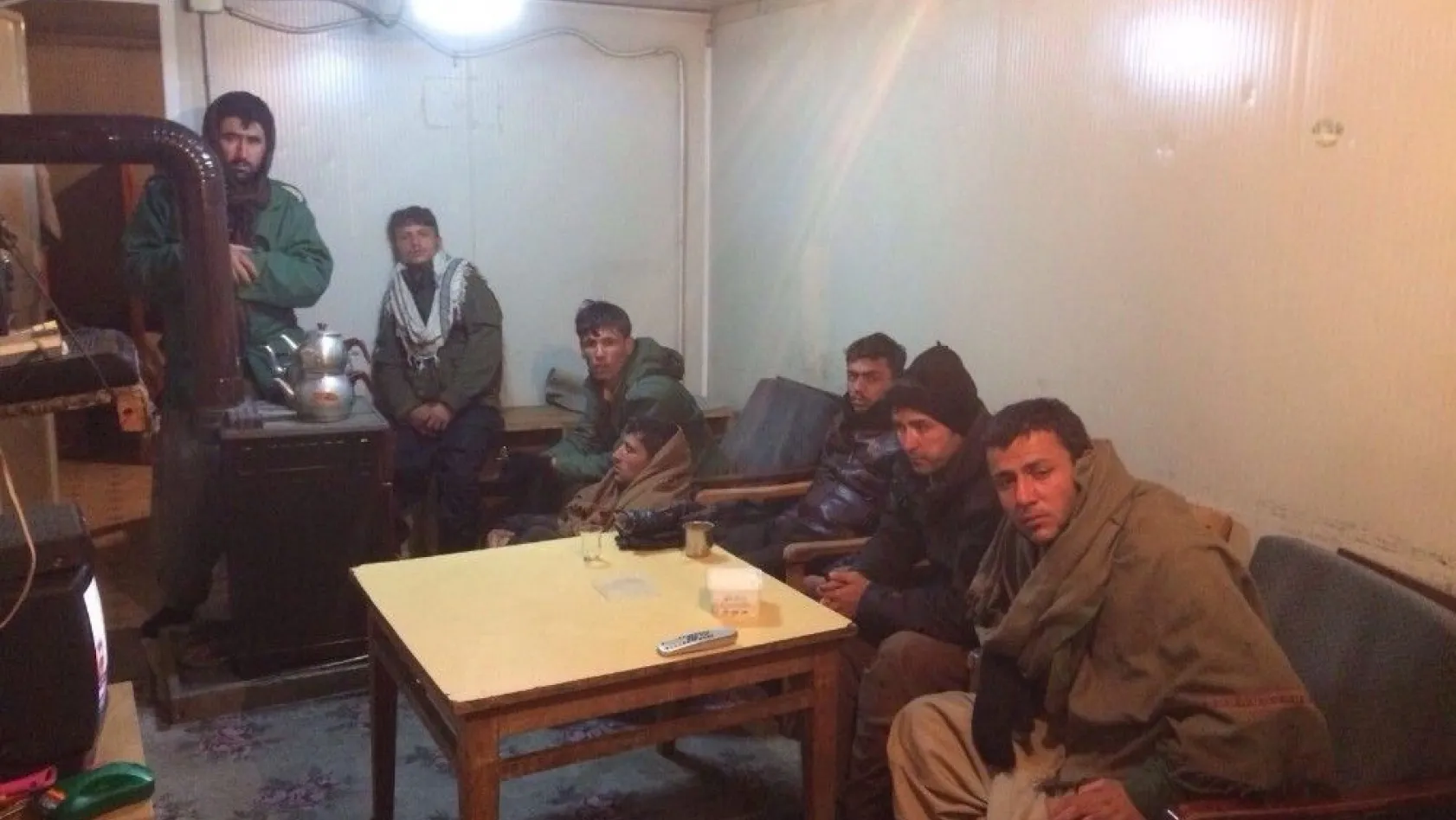 Jandarma devriye yaparken kaçak göçmenleri yakaladı
