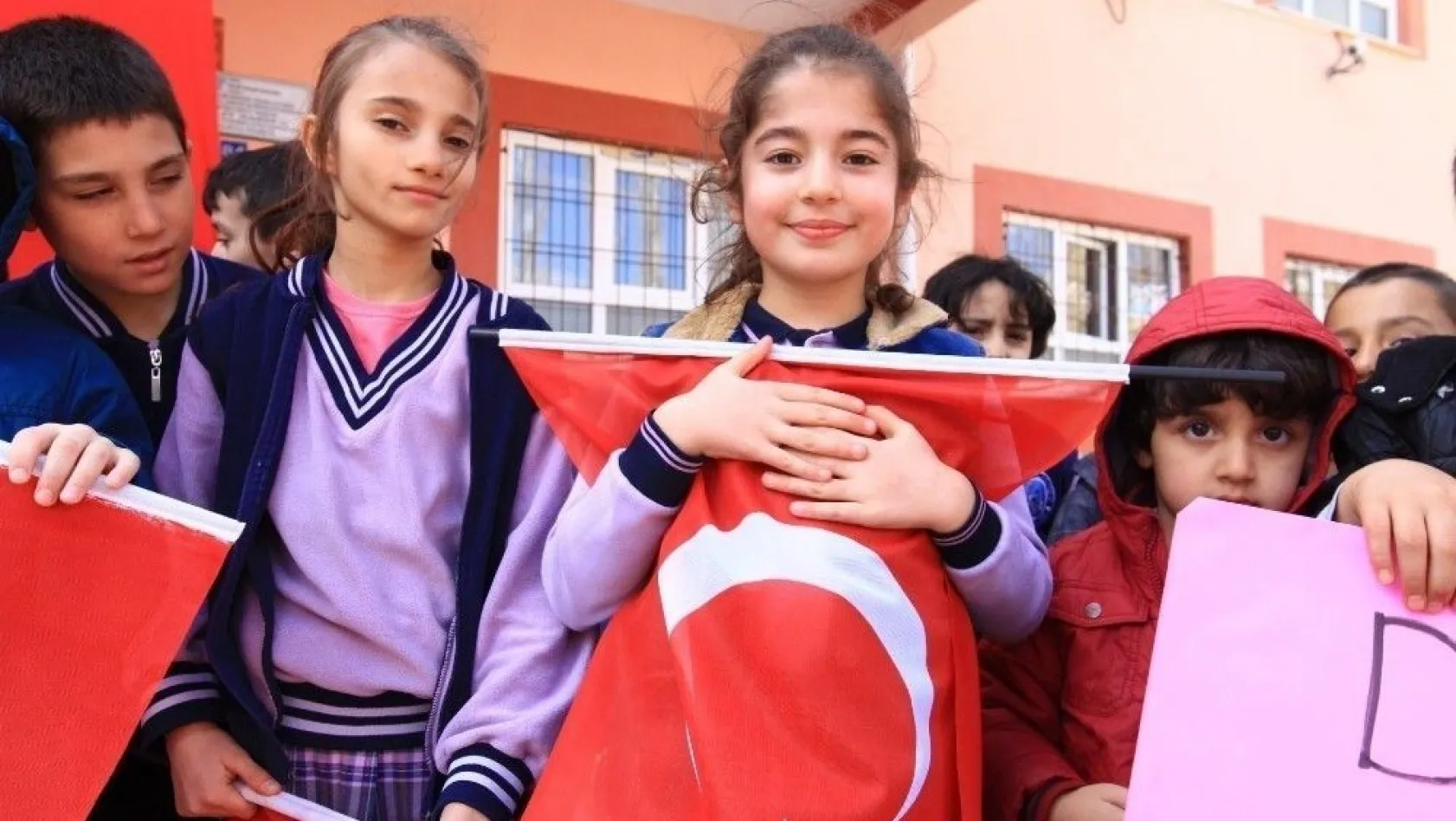 Öğrencilerden Mehmetçiğe destek
