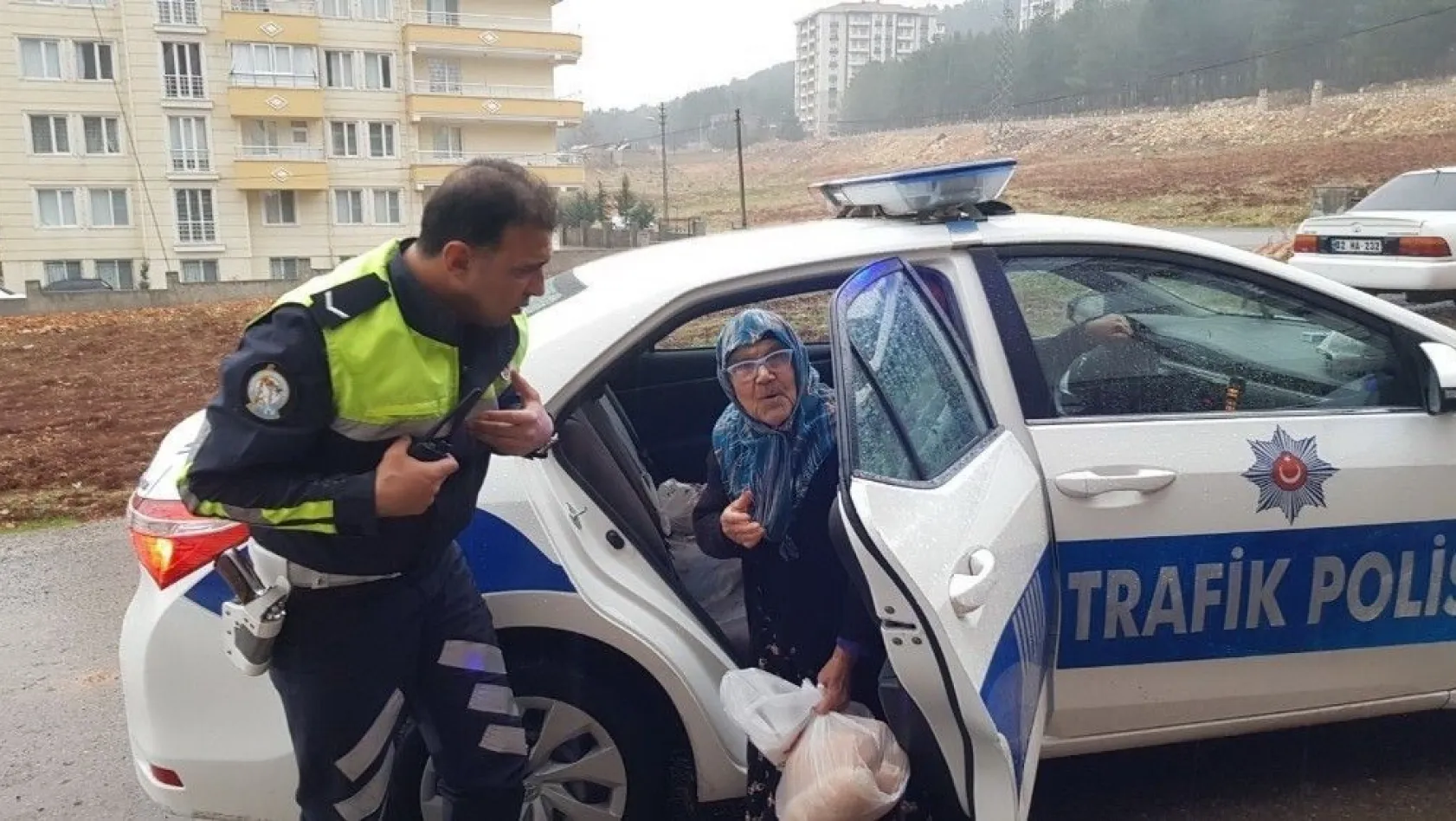 Yaşlı kadına polis ekibi yardım etti
