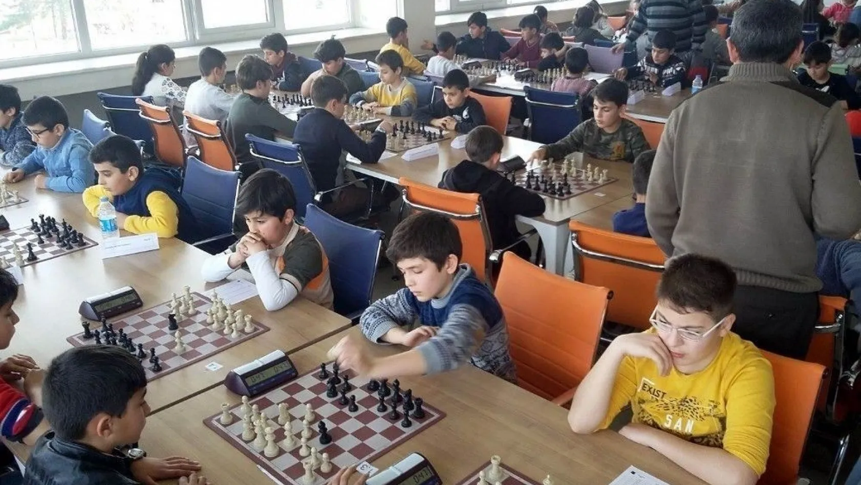 Erzincan'da satranç yıldızlar ve gençler takım turnuvası sona erdi
