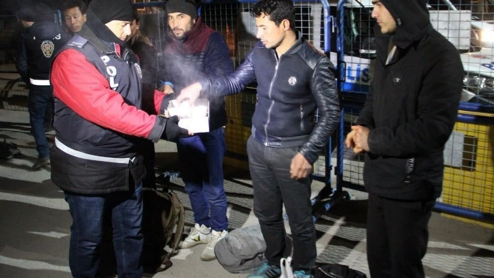 Dondurucu soğukta polislerden göçmenlere çay ikramı
