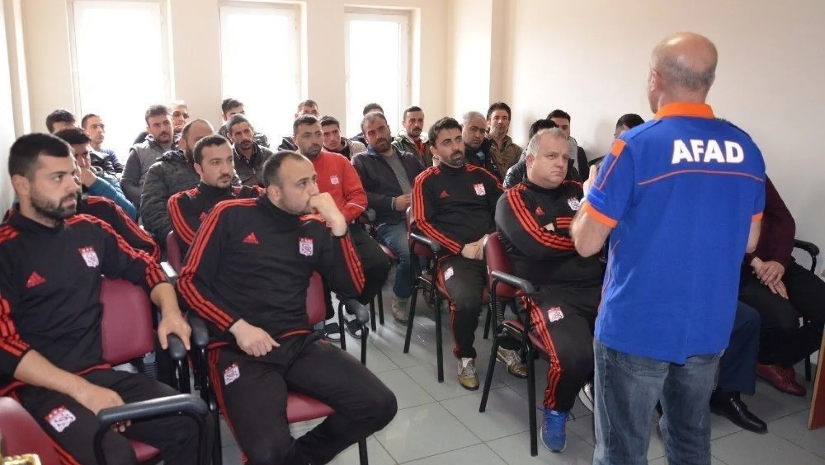 Sivasspor kulüp çalışanları deprem konusunda bilgilendirildi
