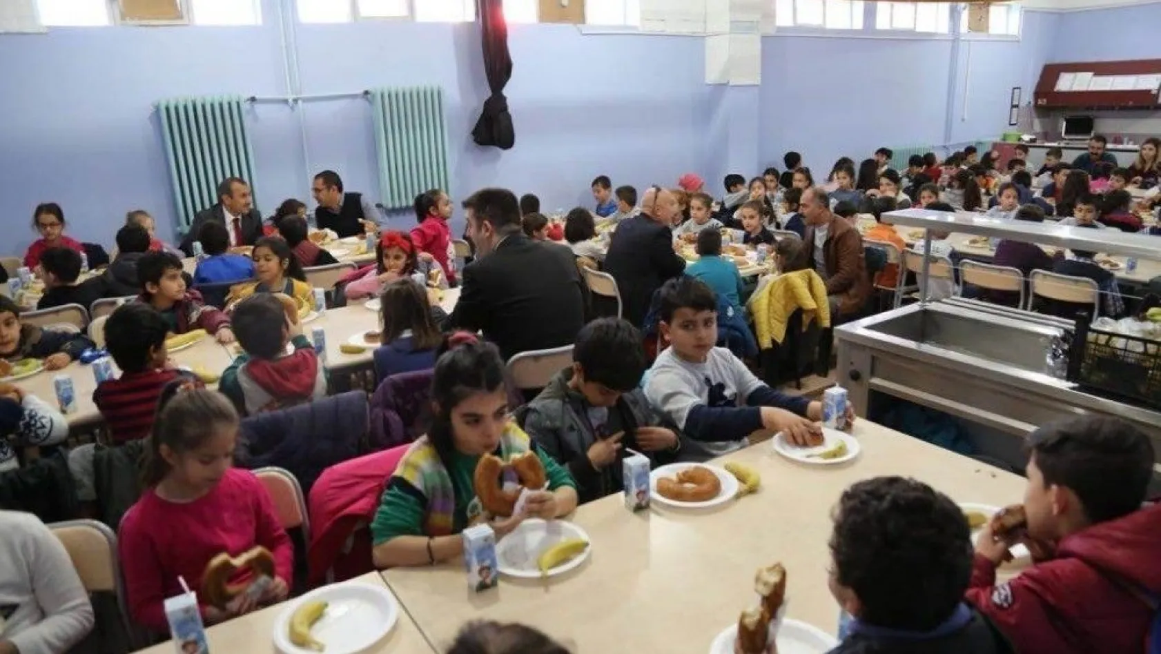 Vali Sonel'den 332 öğrenciye kahvaltı desteği
