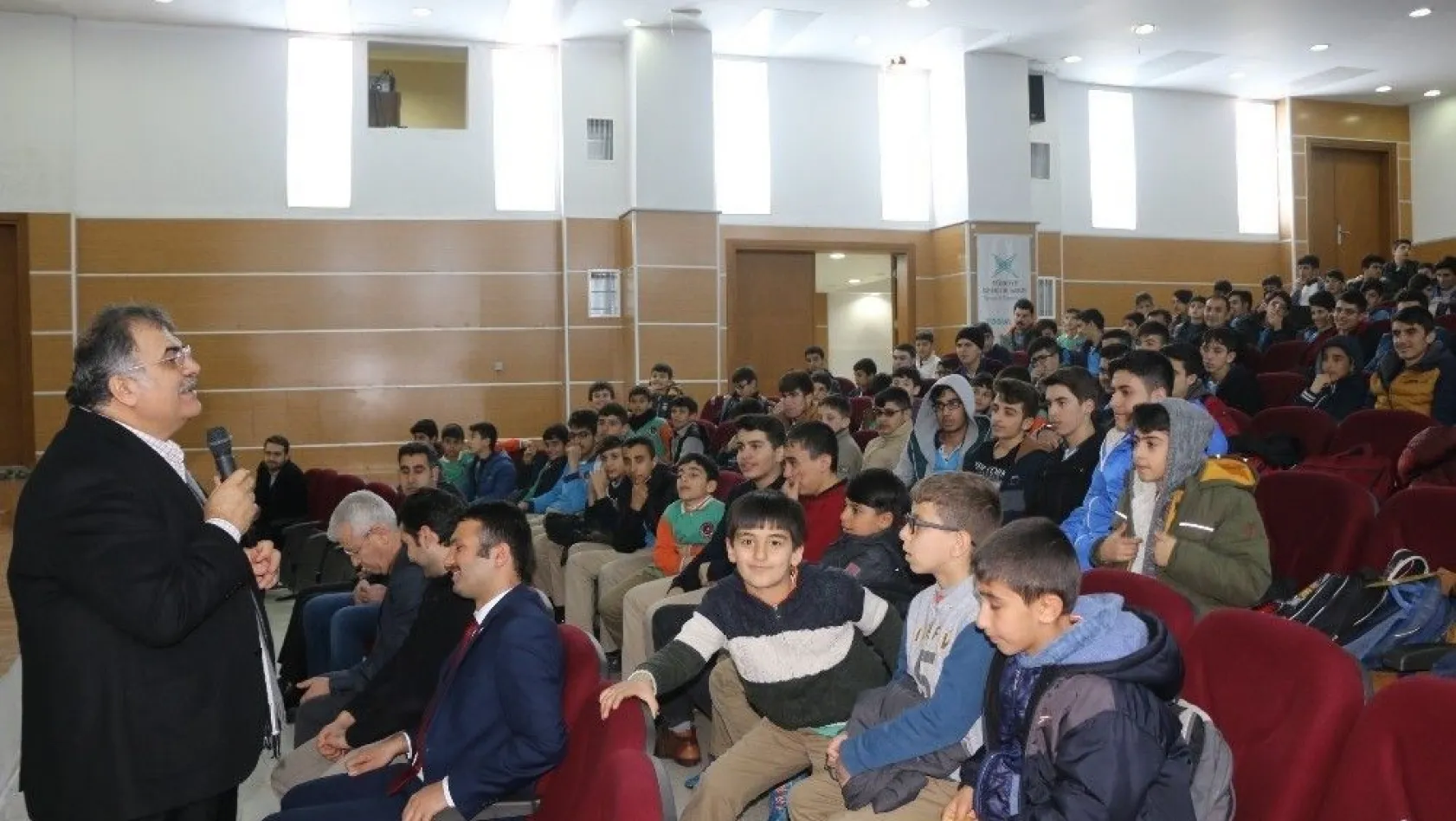 Bingöl'de öğrencilere kişisel gelişim konferansı
