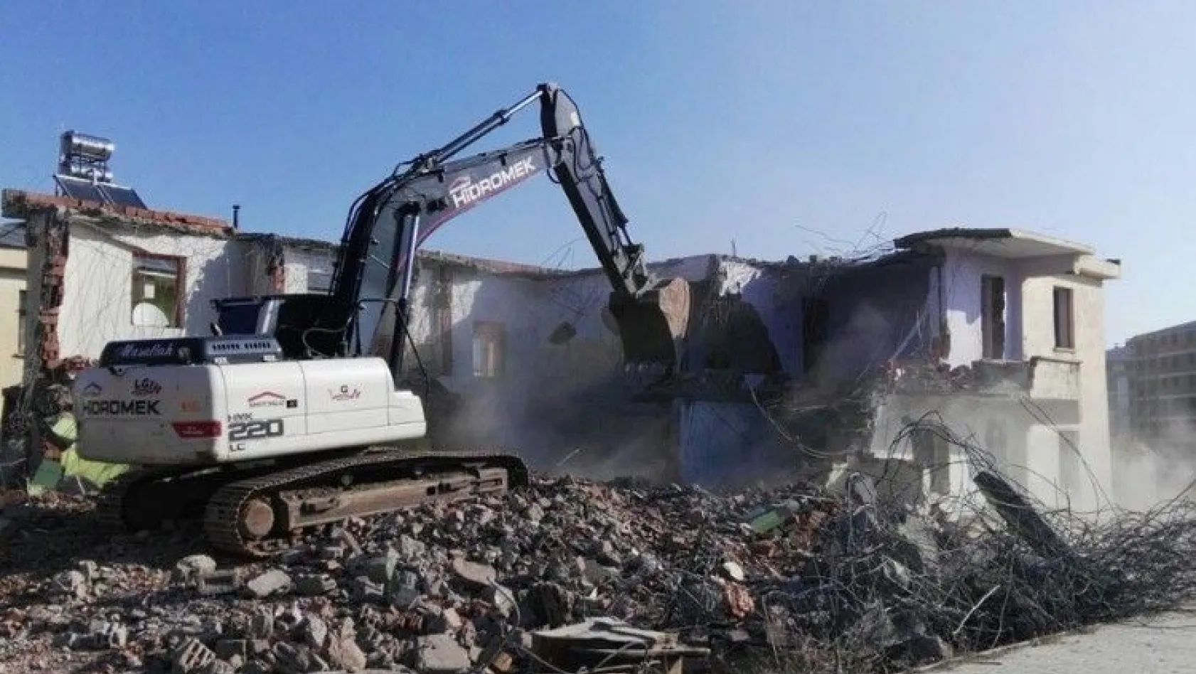 Bingöl'de 130 metruk yapı yıkıldı
