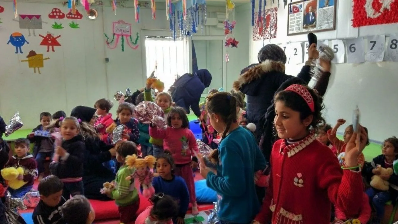 Çadır kentte kalan Suriyeli çocuklar sevindirildi
