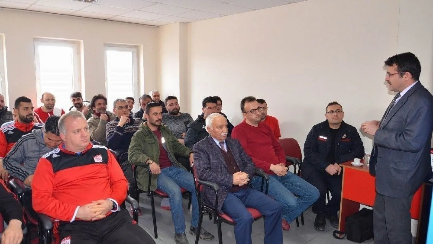 Sivasspor kulüp çalışanlarına yangın söndürme eğitimi verildi
