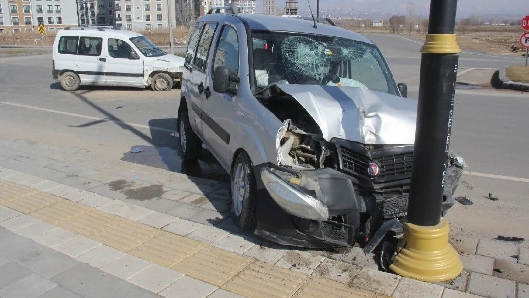 Sivas'ta iki hafif ticari araç çarpıştı: 6 yaralı

