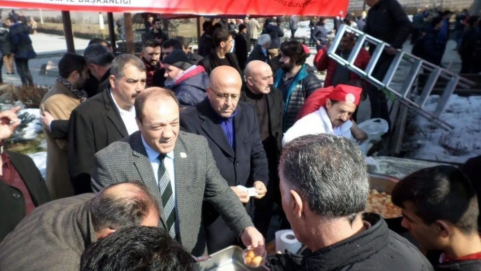 Milliyetçi Hareket Partisi Erzurum İl Başkanlığı Afrin ve tüm vatan şehitleri için Fatiha'da buluştu.
