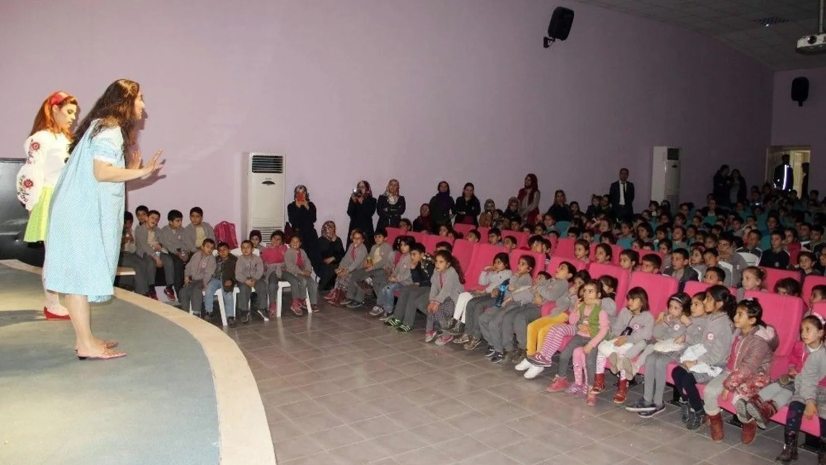 Tunceli'de çocuklar tiyatro ile buluştu
