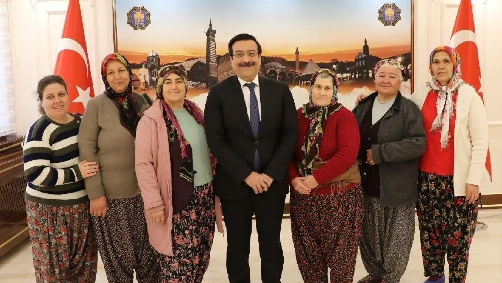 Arslanköy Kadınlar Tiyatro Topluluğu'ndan Başkan Atilla'ya ziyaret
