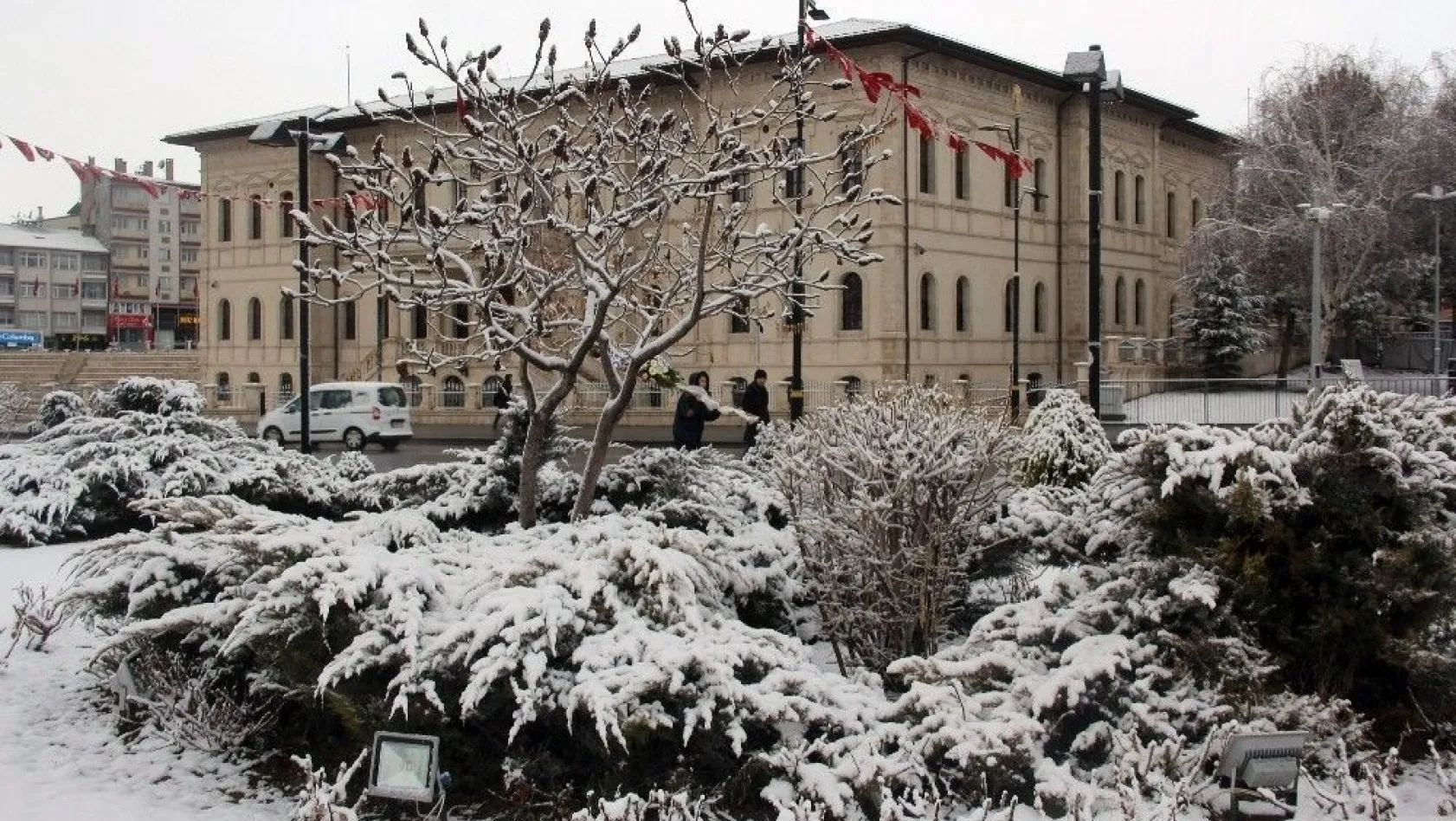 Sivaslılar Mart'a kar yağışıyla girdi
