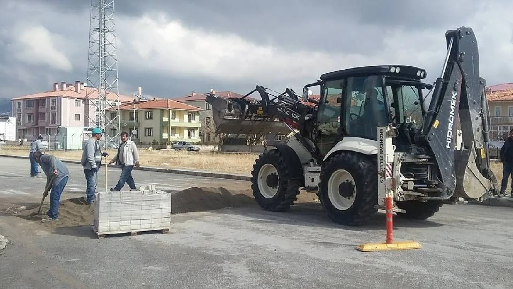 Erzincan Belediyesi yayaların ve sürücülerin emniyetini önemsiyor
