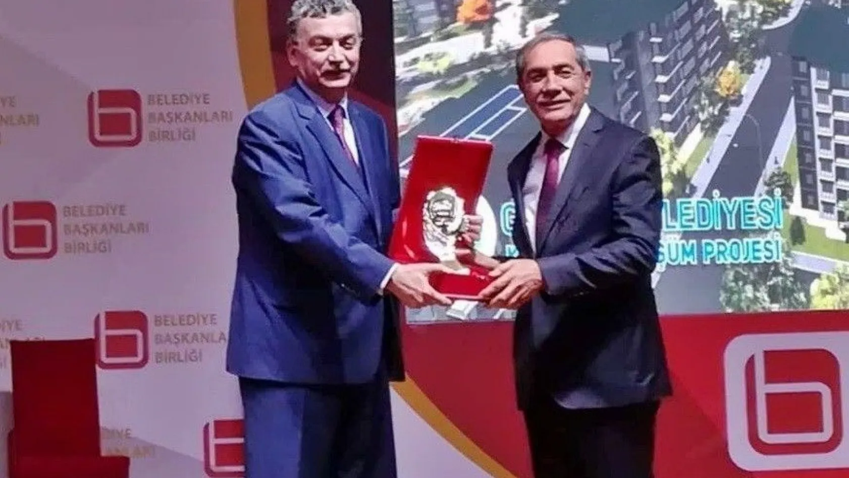Başkan Özdemir'e ödül verildi
