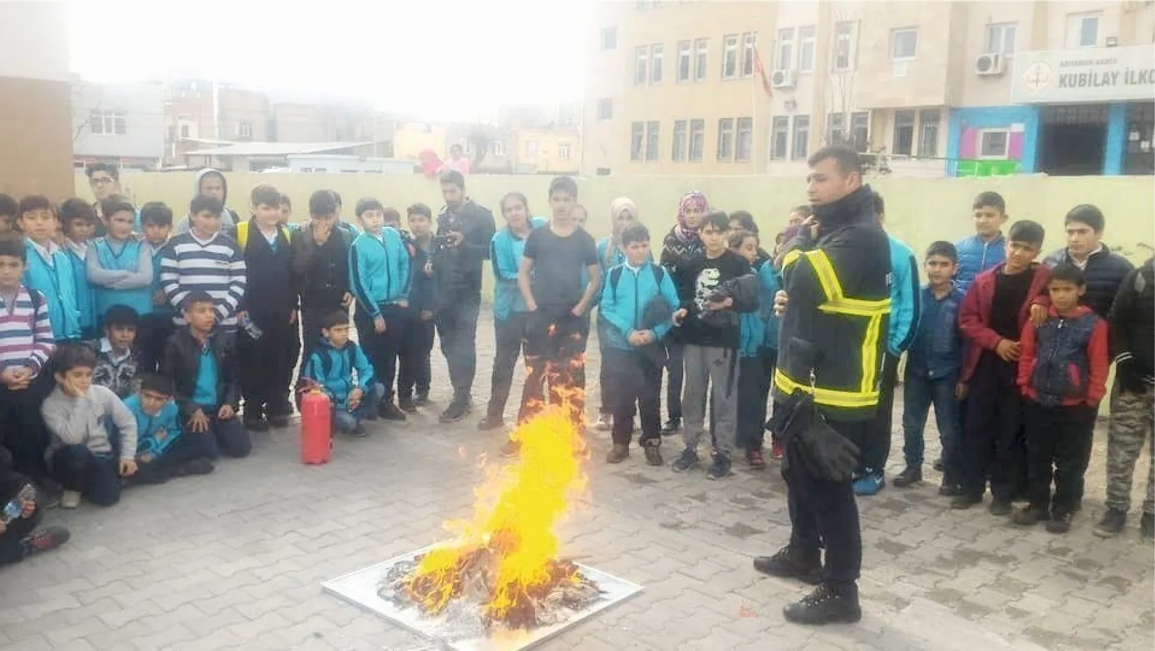 İlkokul öğrencilerine yangın eğitimi
