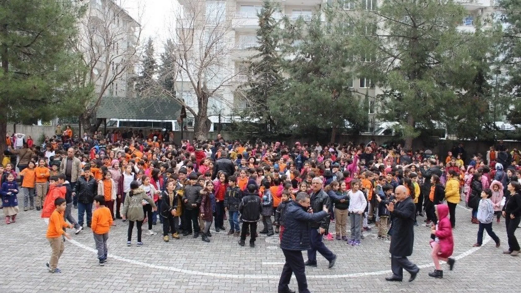 Deprem Haftasında öğrenciler deprem tatbikatına katıldı
