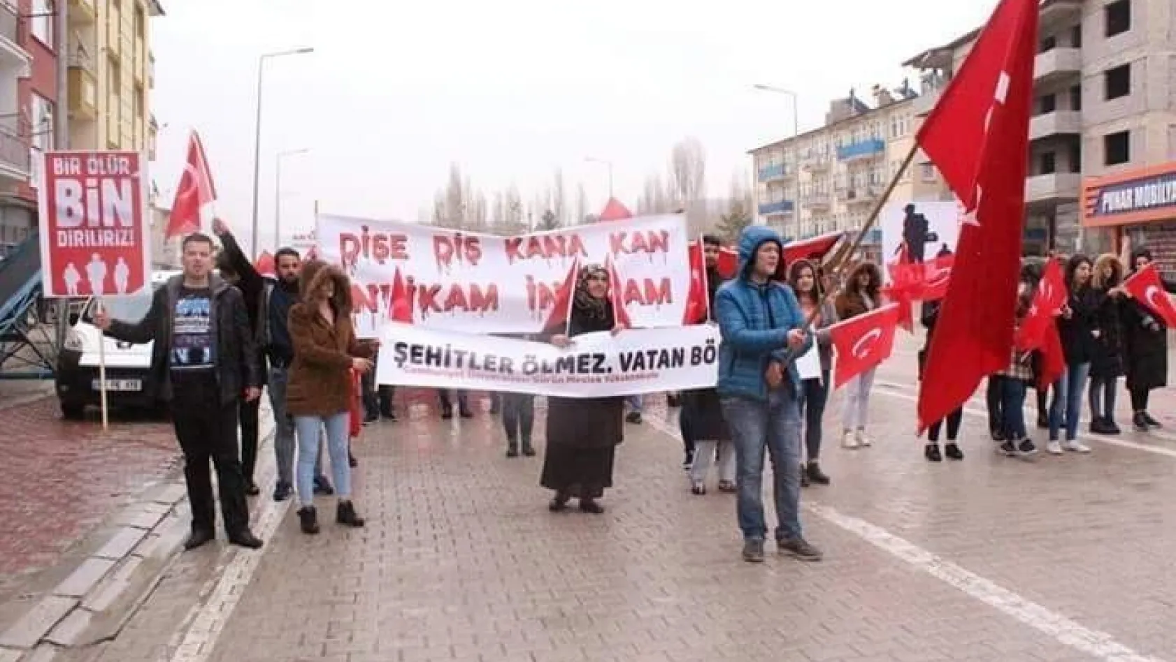 Öğrencilerden Mehmetçiğe destek yürüyüşü
