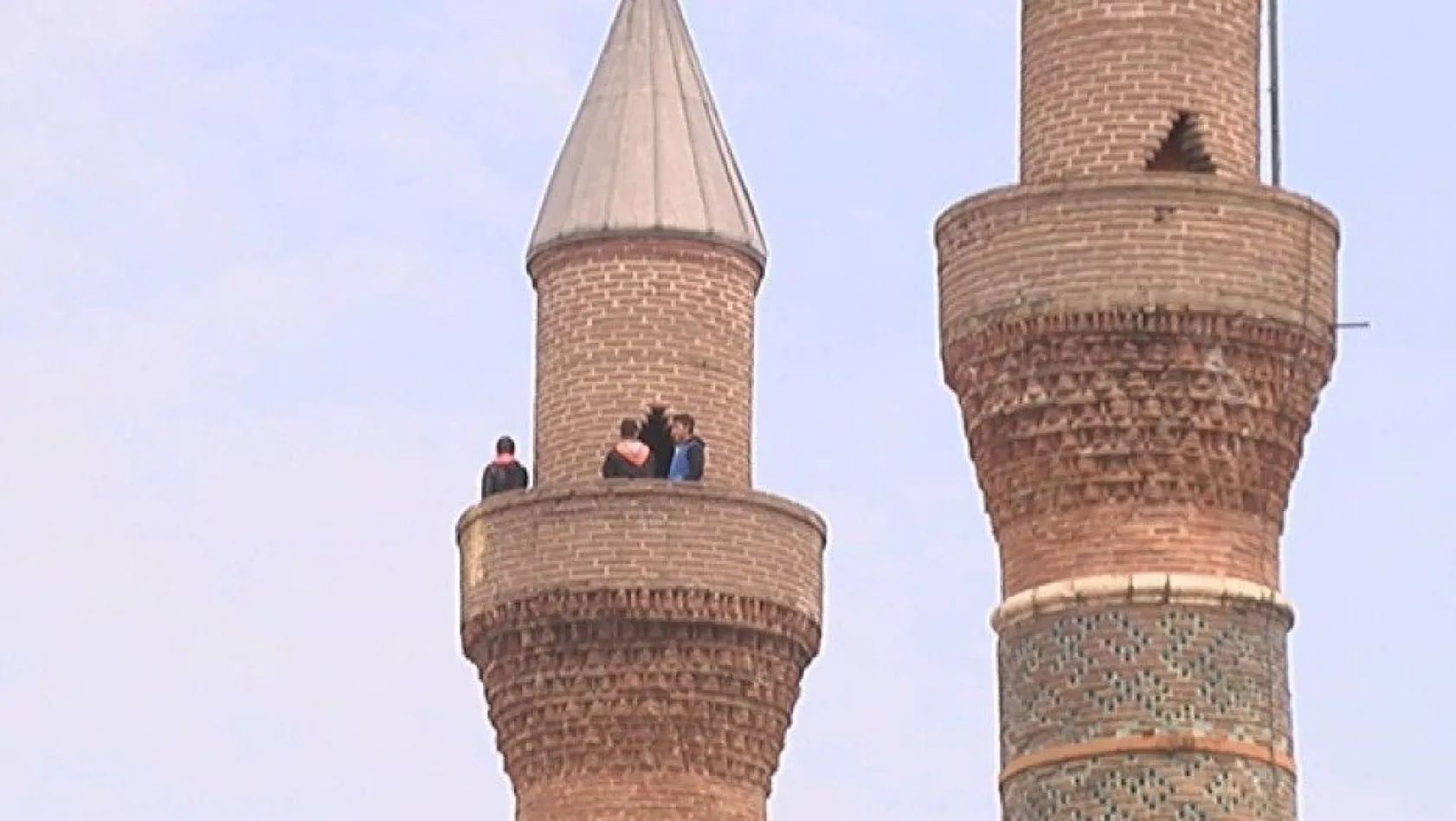 Tarihi minarede tehlikeli özçekim
