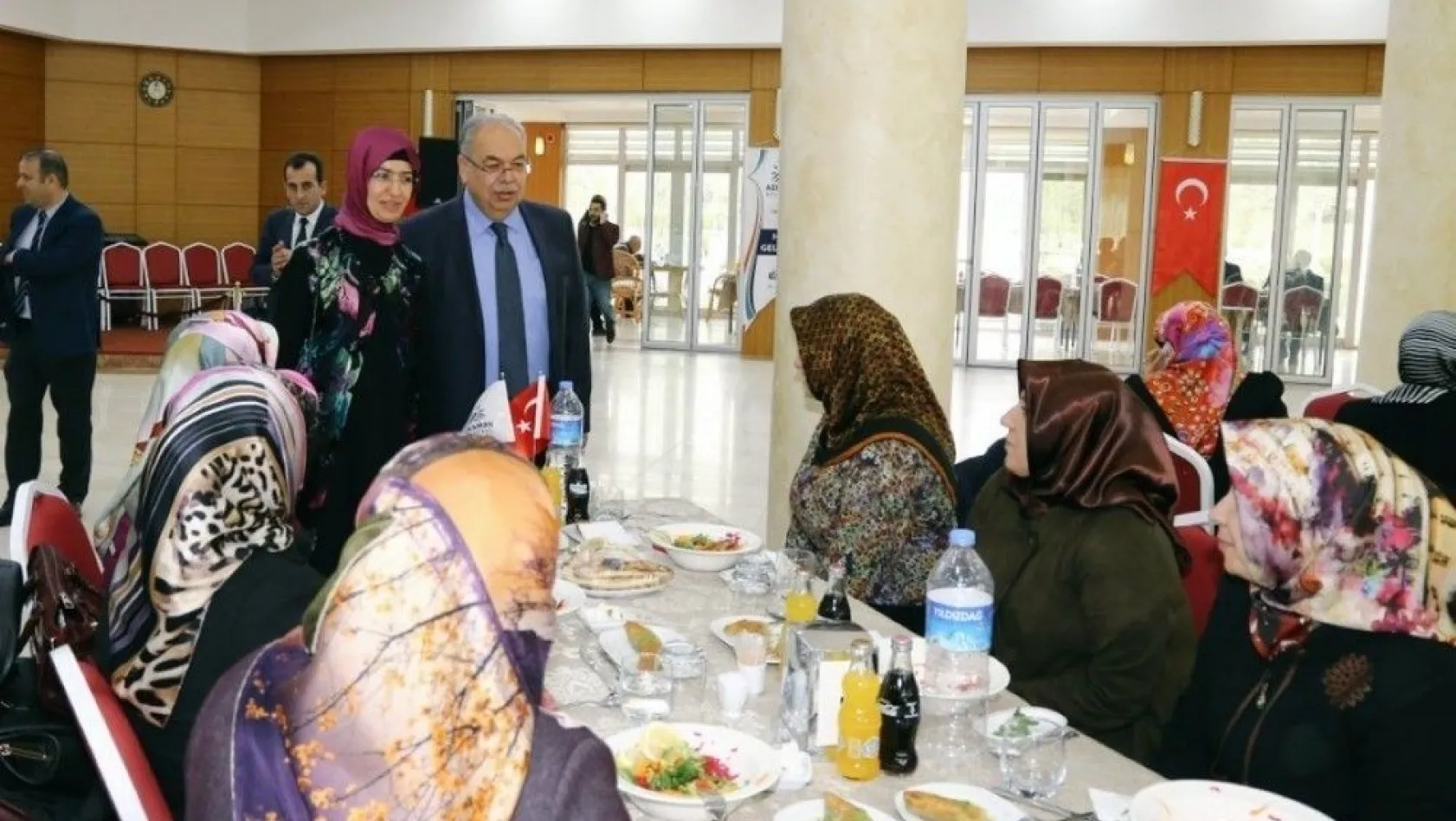Adıyaman Belediyesinin bayan çalışanları il protokolüyle yemekte buluştu
