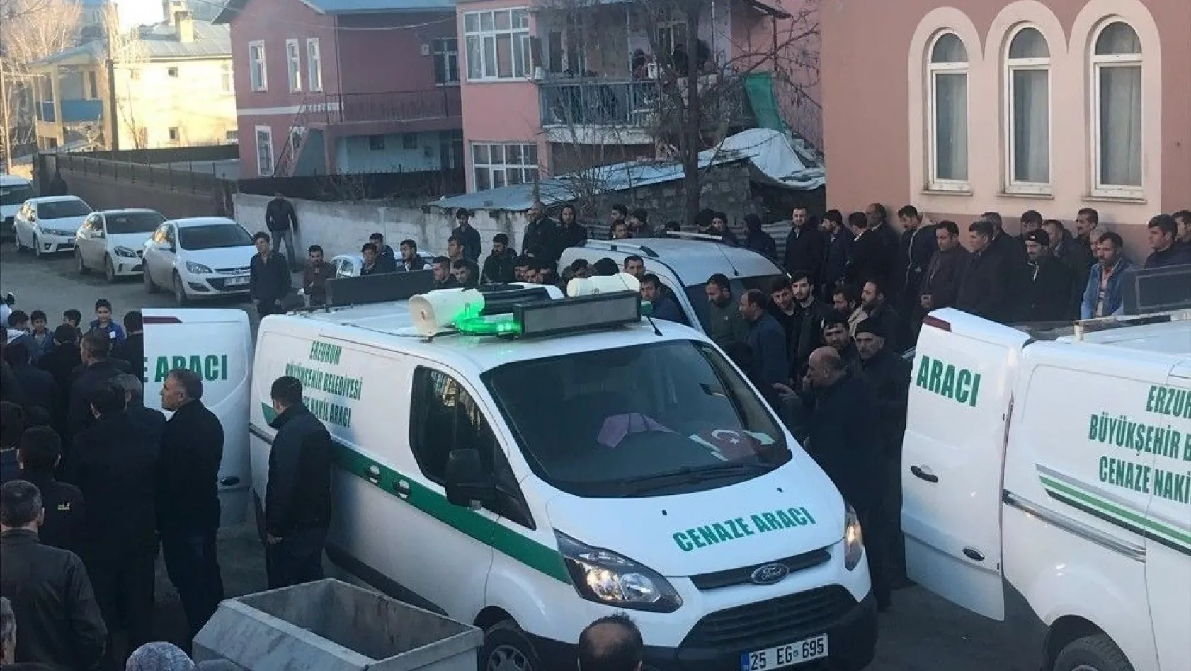 Horasan'daki cinayette hayatını kaybeden 5 kişi son yolculuğuna uğurlandı
