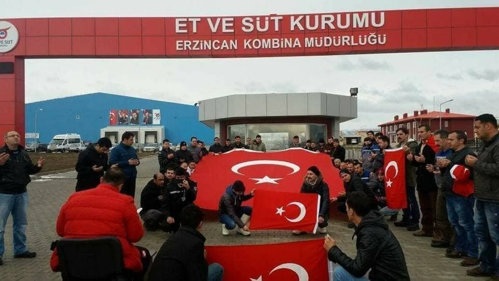 Erzincan Et ve Süt Kurumu çalışanları istihkaklarını Mehmetçiğe bağışladı
