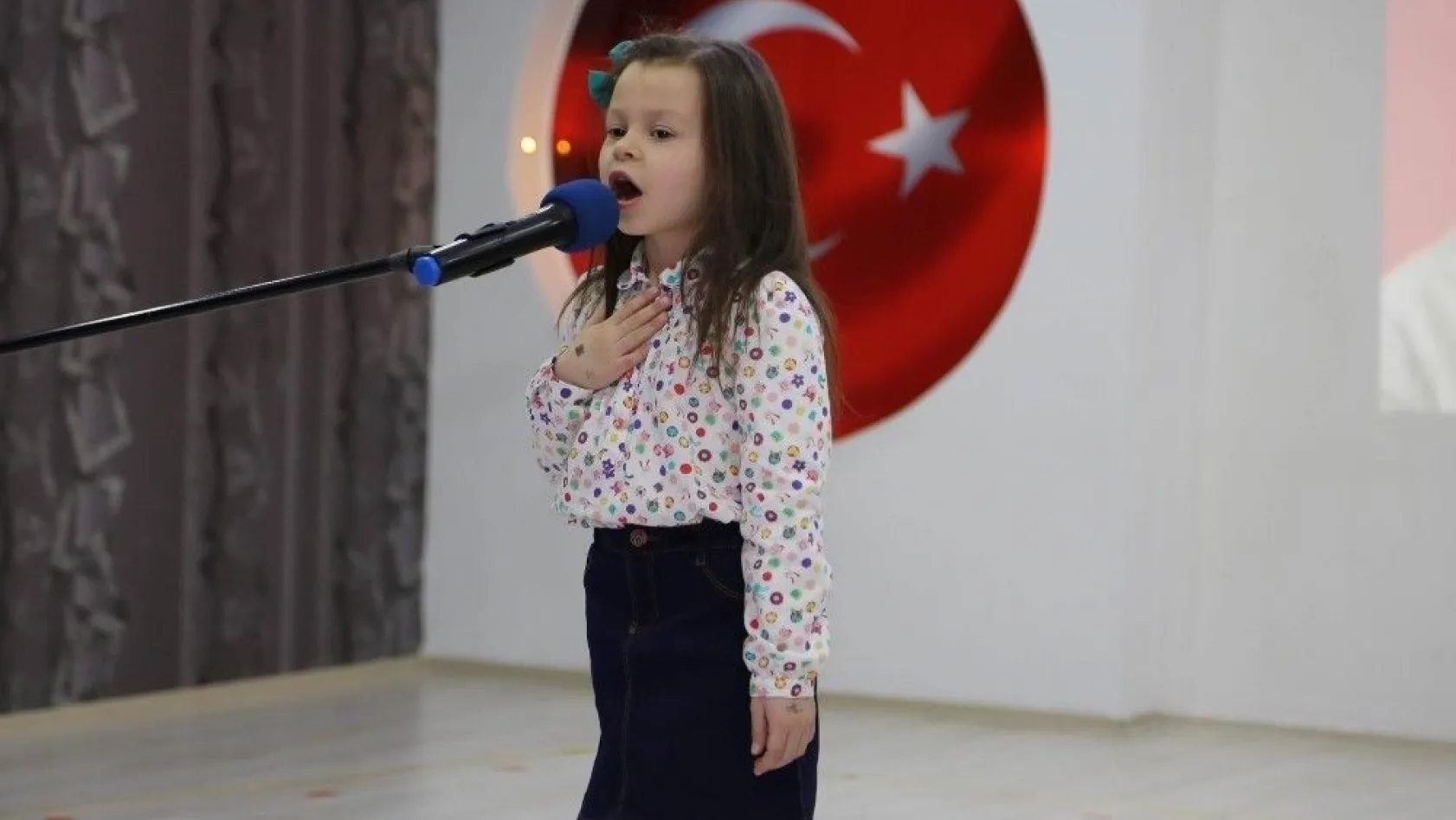 Minikler, İstiklal Marşı'nı güzel okumak için yarıştı
