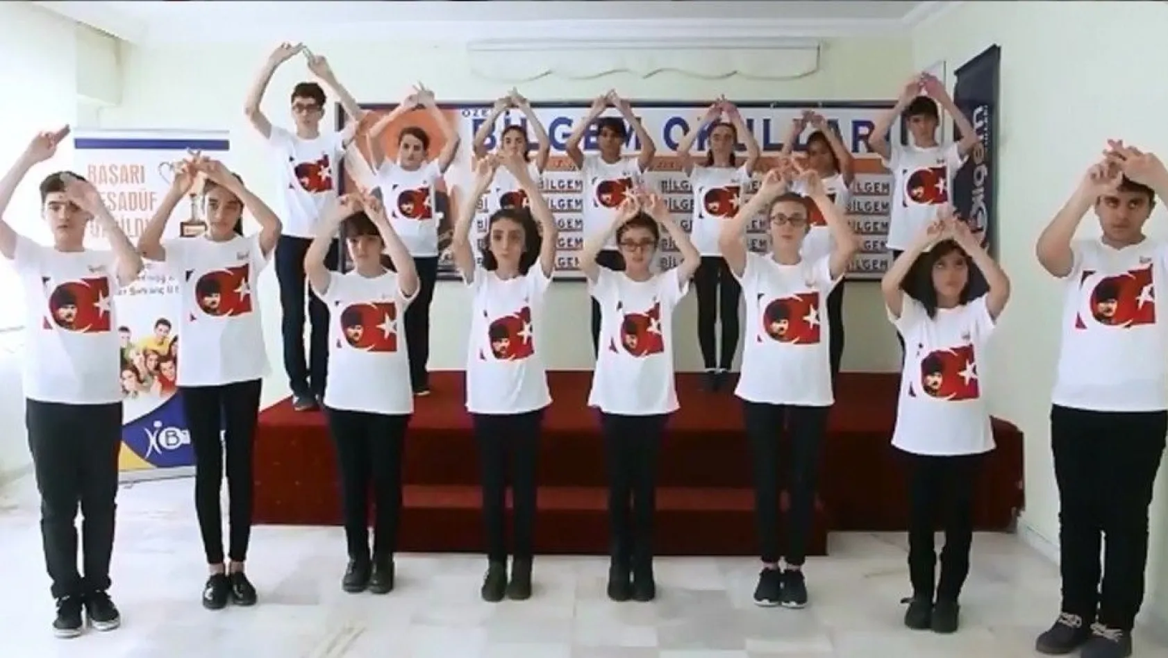 Öğrenciler İstiklal Marşı'nı işaret dili ile okudu