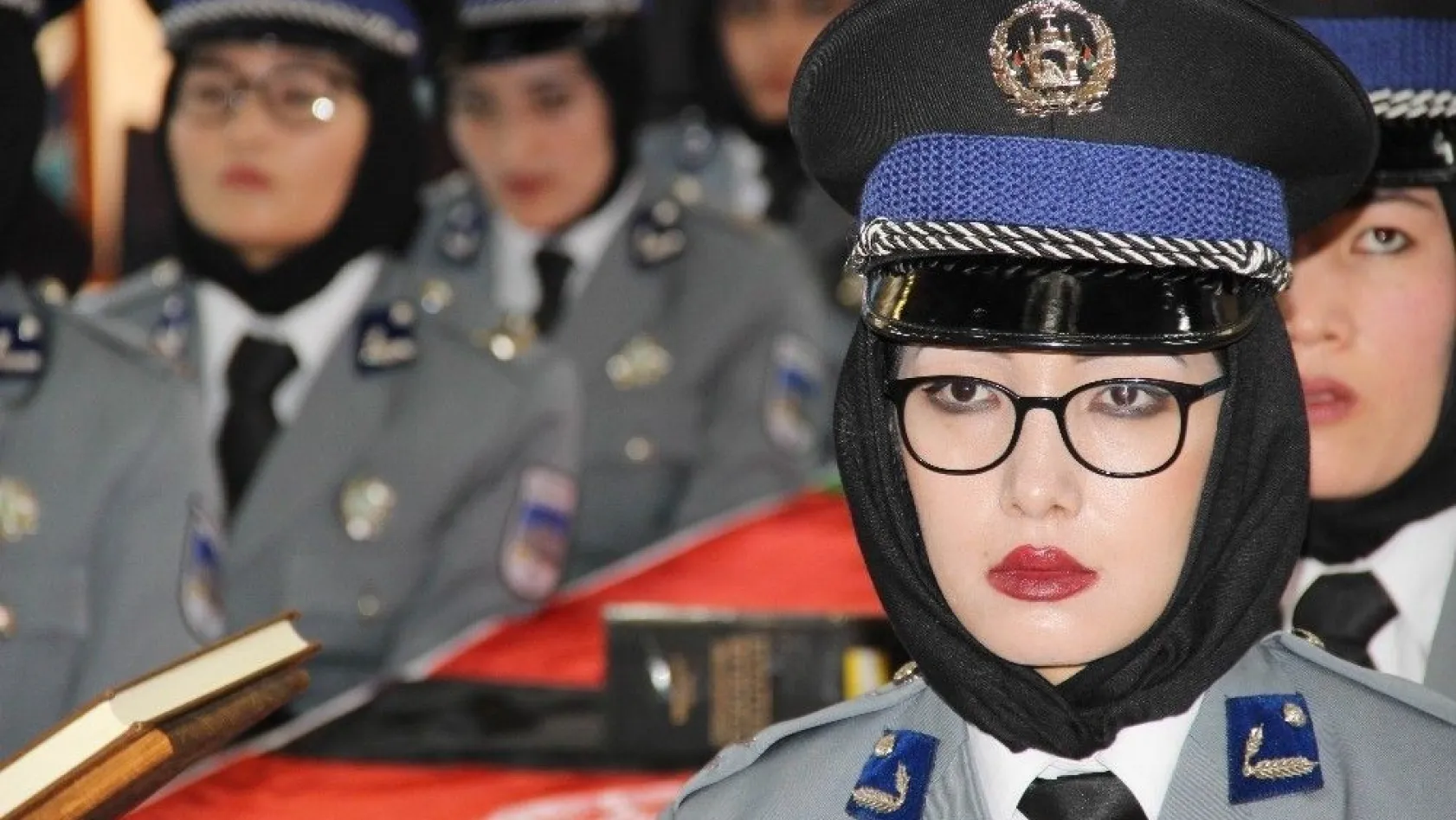Afgan kadın polislerin mezuniyet heyecanı
